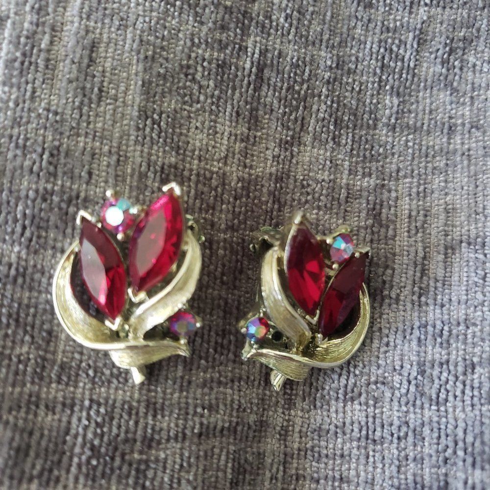 Lisner Clip Earrings Gold Tone Red Stones Vintage 19$